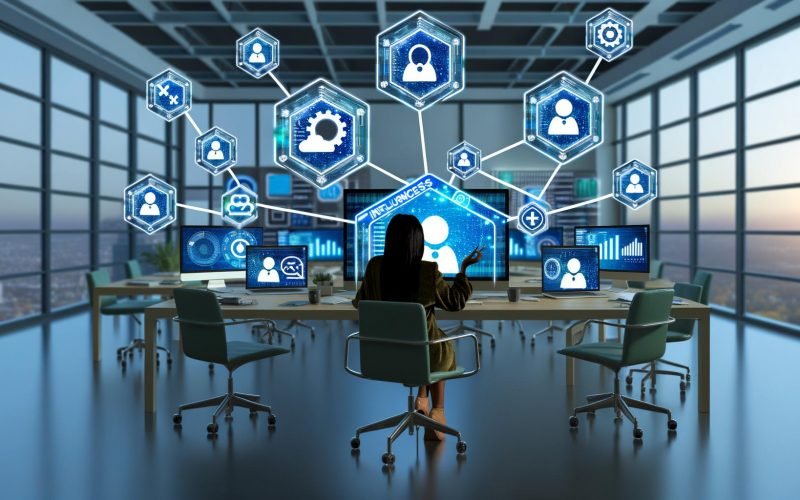 Digitalmarketer an modernem Schreibtisch mit mehreren Bildschirmen, die Influencer-Profile, Datenanalysen und CRM-Systeme zeigen, umgeben von Social-Media-Symbolen und Verbindungslinien.