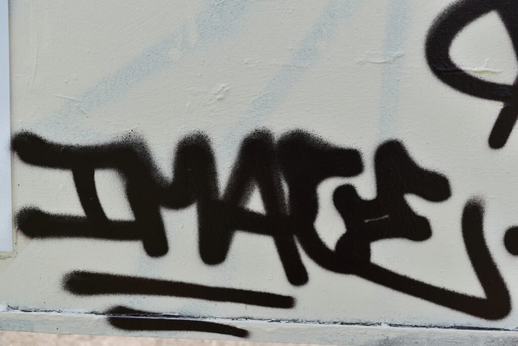 Person arbeitet am Laptop und nutzt Buffer zur Organisation von Social Media Beiträgen