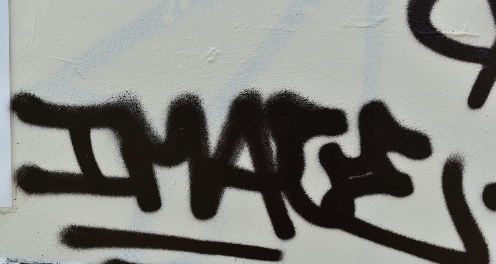 Person arbeitet am Laptop und nutzt Buffer zur Organisation von Social Media Beiträgen