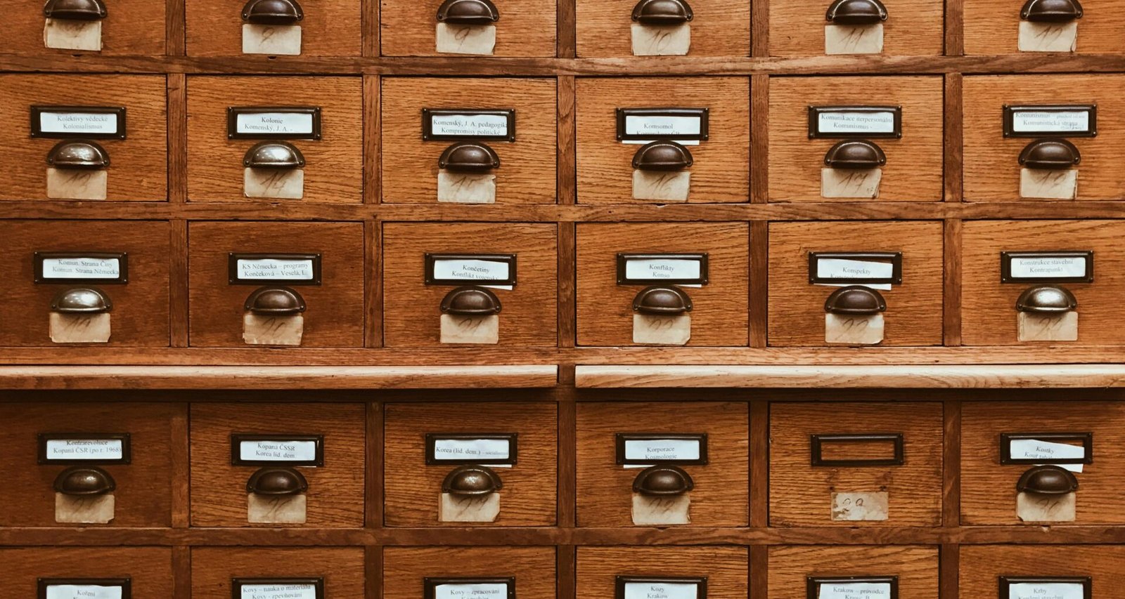 Buffer Dashboard mit geplanten Social Media Beiträgen und Analysen auf einem Laptop