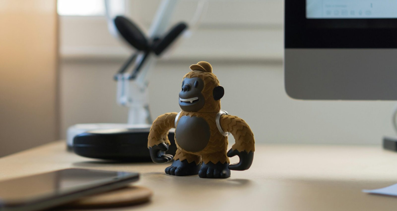 Benutzer verwalten Social-Media-Posts auf dem Buffer Dashboard am Laptop