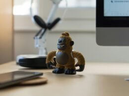 Benutzer verwalten Social-Media-Posts auf dem Buffer Dashboard am Laptop