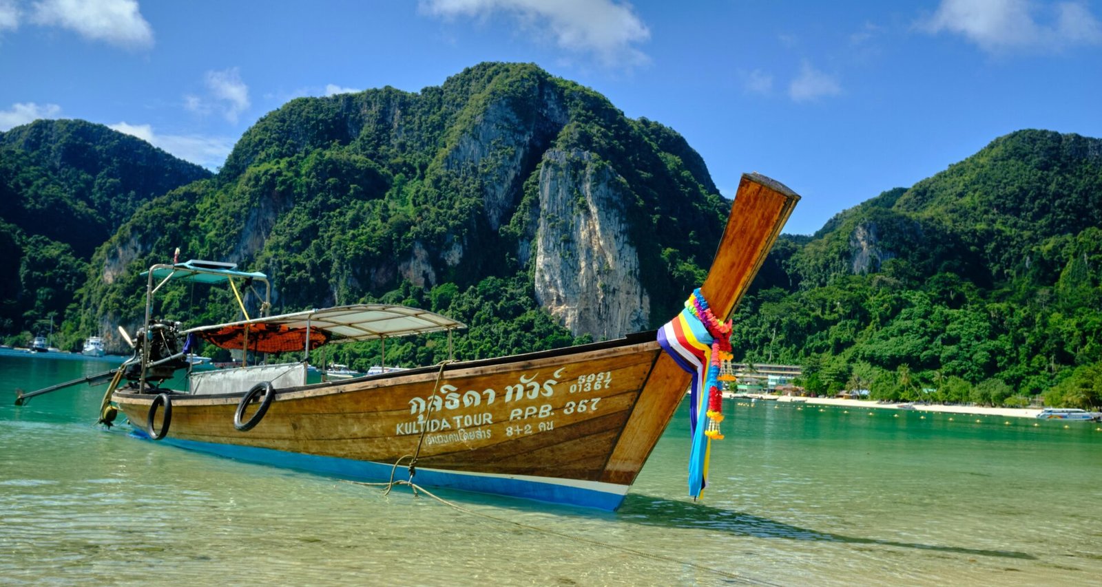 Dashboard von Buffer mit Social-Media-Posts und Analyse-Diagrammen auf einem Laptop-Bildschirm