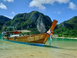 Dashboard von Buffer mit Social-Media-Posts und Analyse-Diagrammen auf einem Laptop-Bildschirm