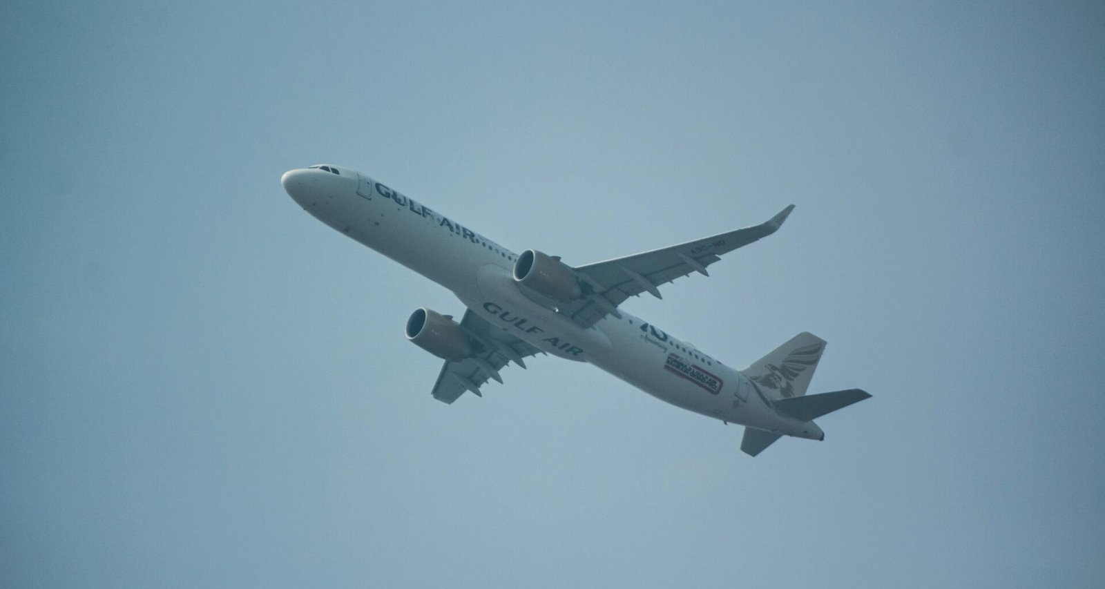 Buffer Dashboard zeigt Social Media Inhalte und Planungstools auf einem Computerbildschirm.