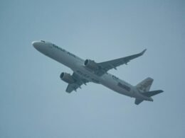 Buffer Dashboard zeigt Social Media Inhalte und Planungstools auf einem Computerbildschirm.