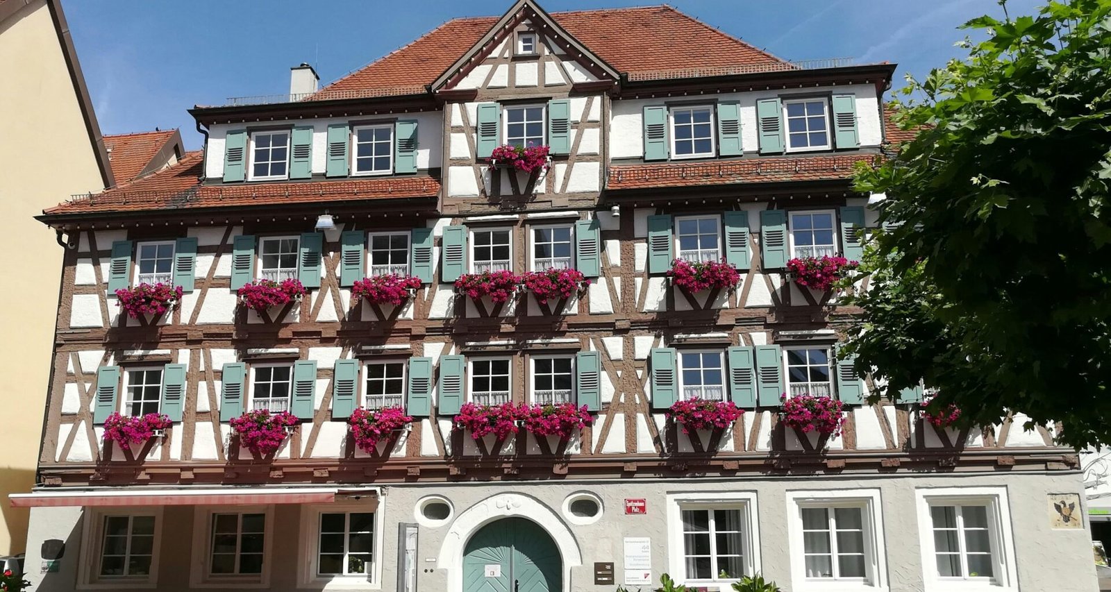 Buffer Dashboard mit geplanter Social Media Beitragsübersicht auf einem Laptop