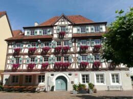 Buffer Dashboard mit geplanter Social Media Beitragsübersicht auf einem Laptop