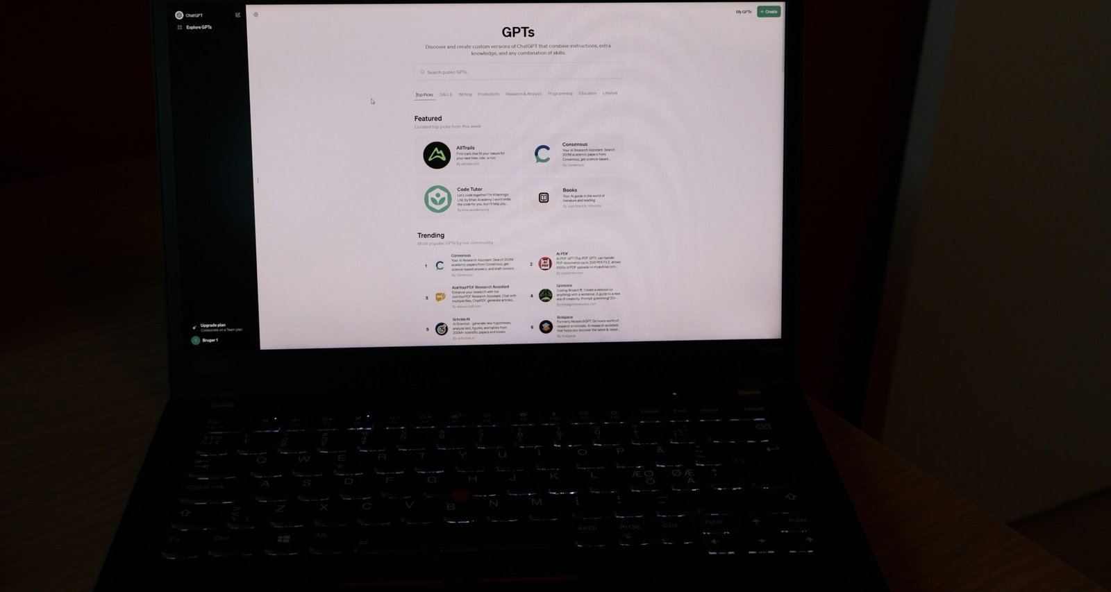 Sicht auf das Dashboard der Buffer Social-Media-Management-Plattform mit geplanten Beiträgen und Analysemetriken.