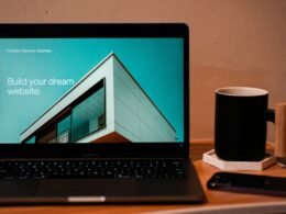 Benutzer verwalten Social Media-Posts übersichtlich mit Buffer am Laptop