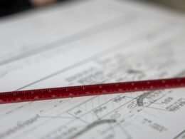 Dashboard von Buffer mit geplanten Social-Media-Beiträgen und Analyse-Tools auf einem Laptop-Bildschirm