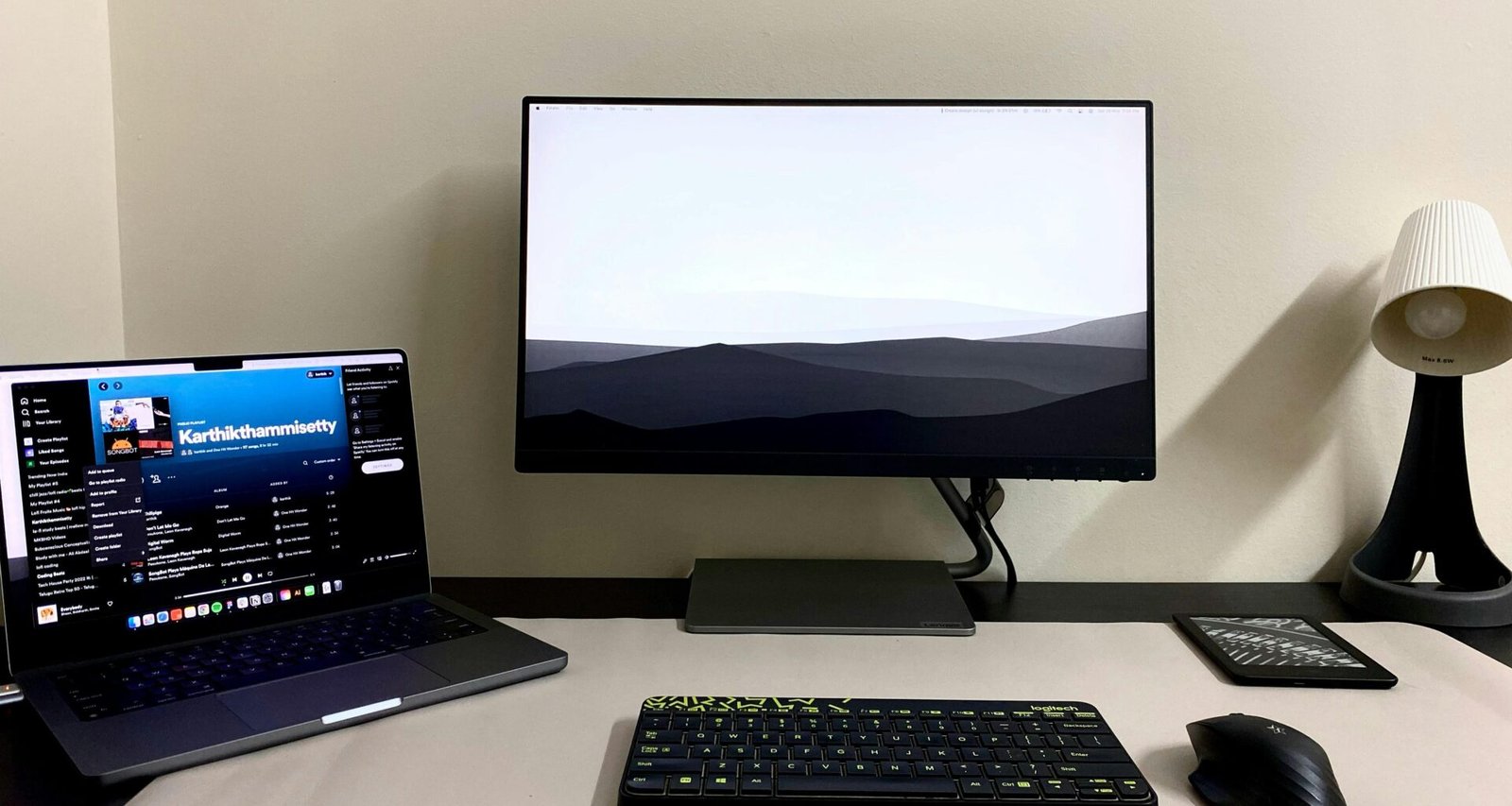 Dashboard der Buffer-Plattform zur Planung von Social-Media-Beiträgen auf einem Laptop-Bildschirm
