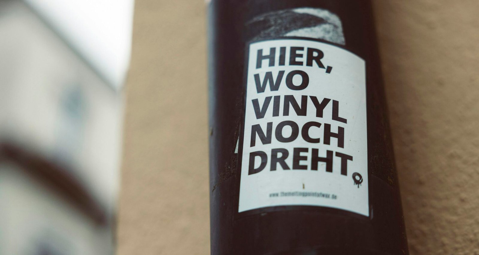 Buffer Dashboard mit geplanten Social Media Beiträgen auf einem Laptop-Bildschirm
