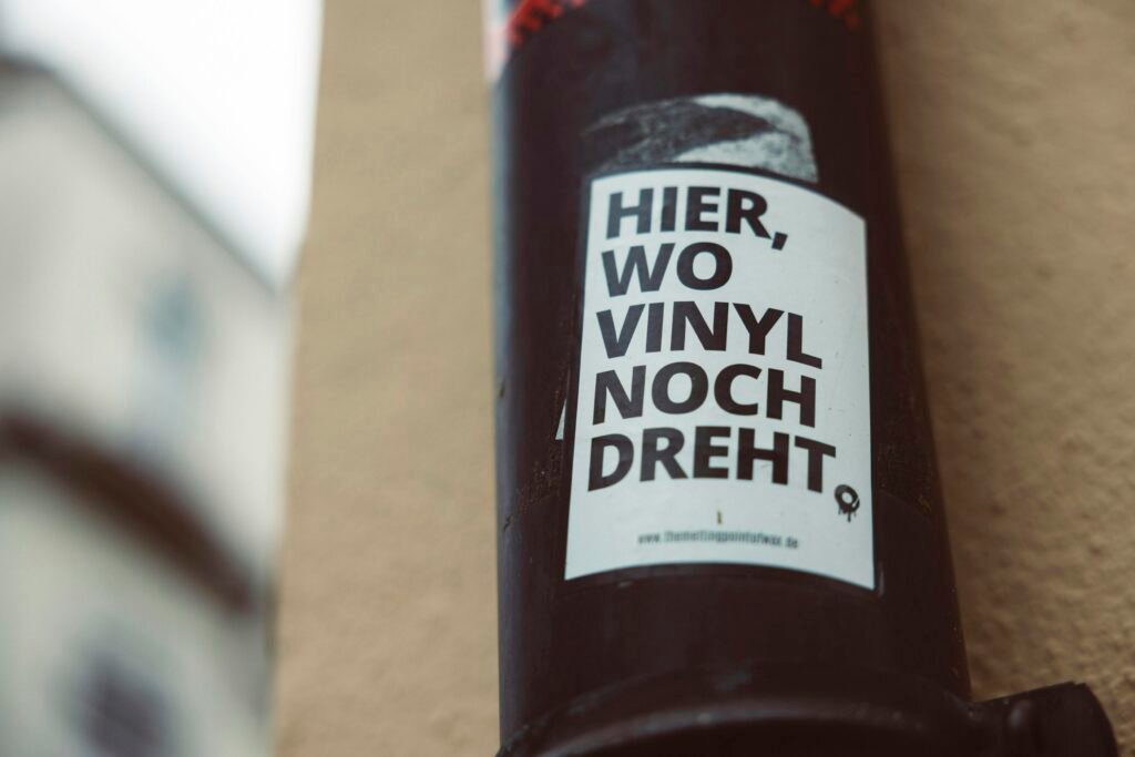 Illustration der Social-Media-Management-Plattform Buffer mit Dashboard und mehreren sozialen Netzwerken