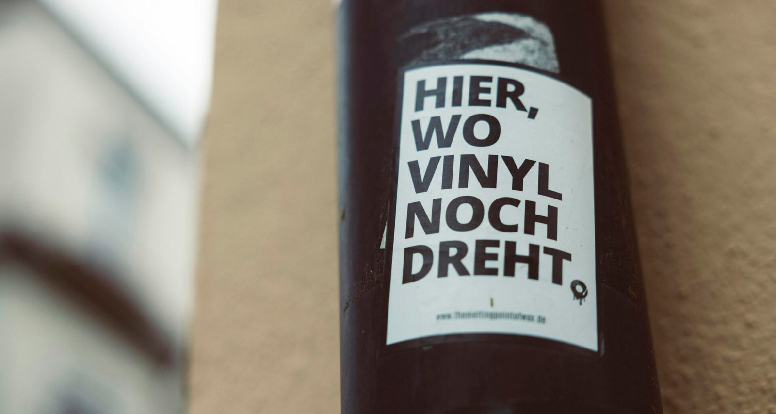 Buffer Dashboard zur Verwaltung von Social-Media-Posts und Analysen auf einem Laptopbildschirm angezeigt