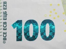 Buffer Dashboard mit geplanten Social Media Beiträgen und Analyse-Diagrammen auf einem Computerbildschirm