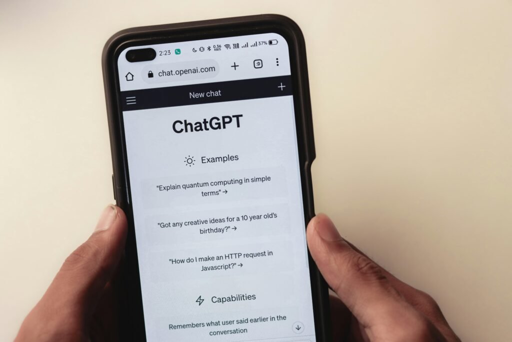 Buffer Dashboard mit geplanten Social Media Beiträgen auf einem Laptop-Bildschirm