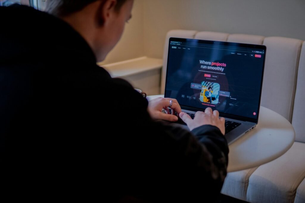 Dashboard von Buffer mit geplanten Social Media Beiträgen und Analyse-Tools auf einem Laptop-Display