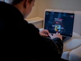 Dashboard von Buffer mit geplanten Social Media Beiträgen und Analyse-Tools auf einem Laptop-Display