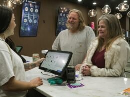 Benutzer plant Social Media Beiträge auf dem Dashboard von Buffer