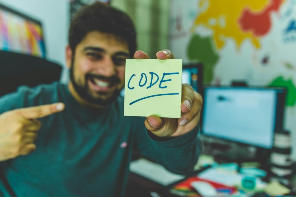 Buffer Dashboard mit Social Media Beiträgen und Analysediagramm auf Laptop dargestellt