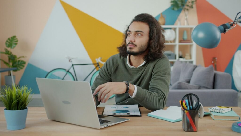 Dashboard mit den Social-Media-Planungs- und Analysetools von Buffer auf einem Laptop dargestellt