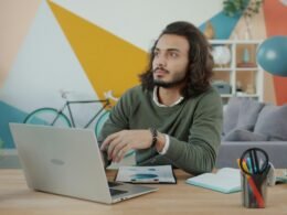 Dashboard mit den Social-Media-Planungs- und Analysetools von Buffer auf einem Laptop dargestellt