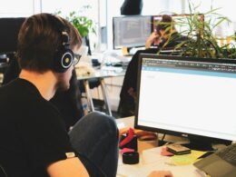 Buffer Benutzeroberfläche mit geplanten Social Media Beiträgen und Analyse-Diagrammen auf einem Computerbildschirm