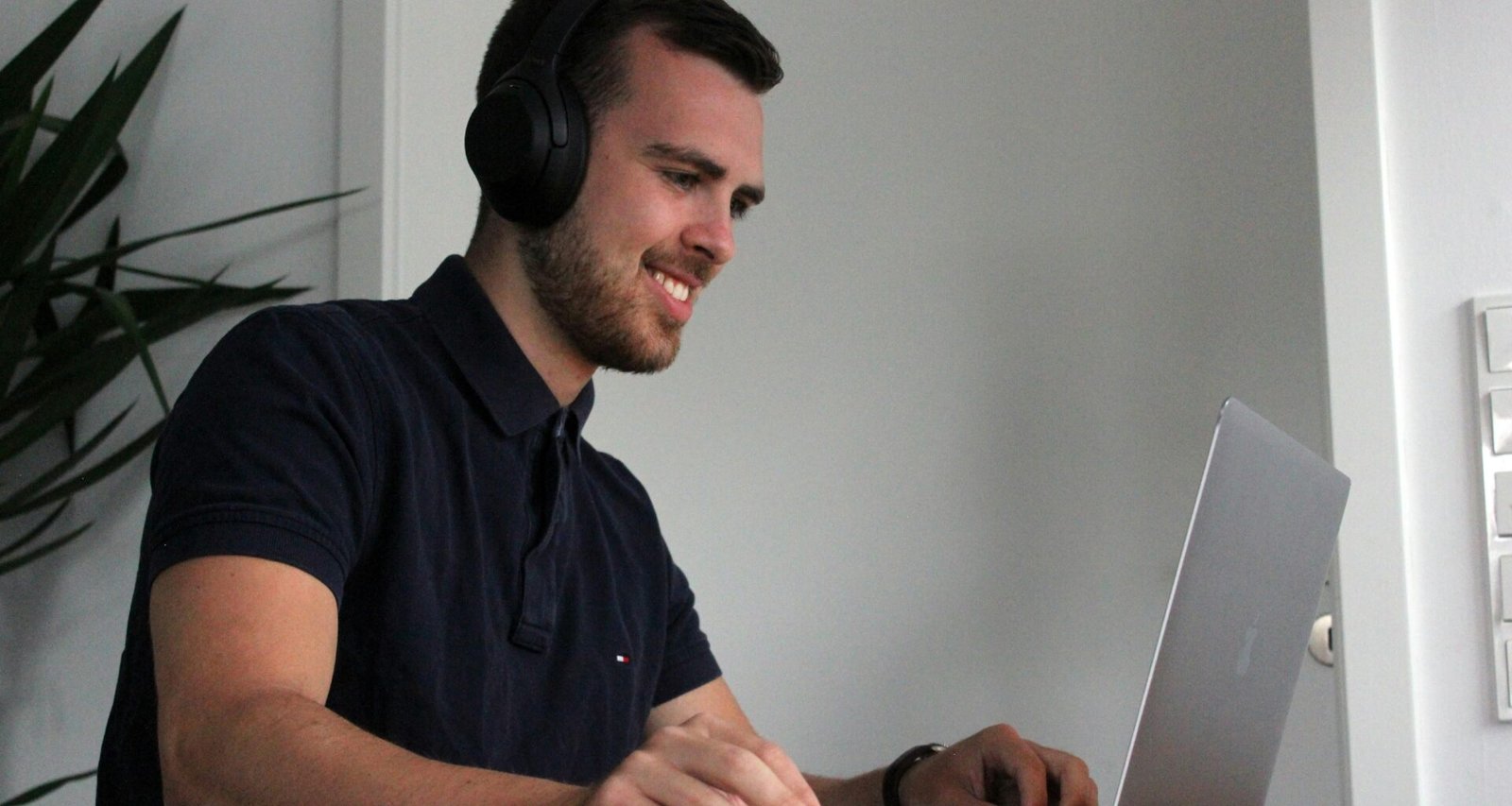 Buffer Dashboard mit geplanten Social Media Beiträgen auf verschiedenen Plattformen