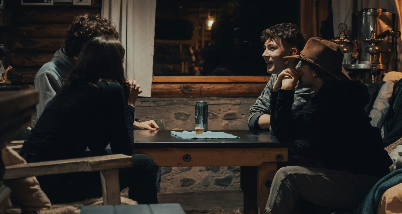 Buffer Dashboard mit Social Media Beiträgen und Analysewerkzeugen auf einem Laptop-Bildschirm