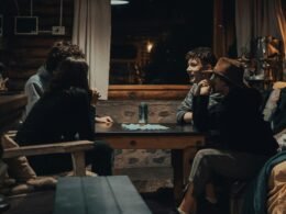 Buffer Dashboard mit Social Media Beiträgen und Analysewerkzeugen auf einem Laptop-Bildschirm