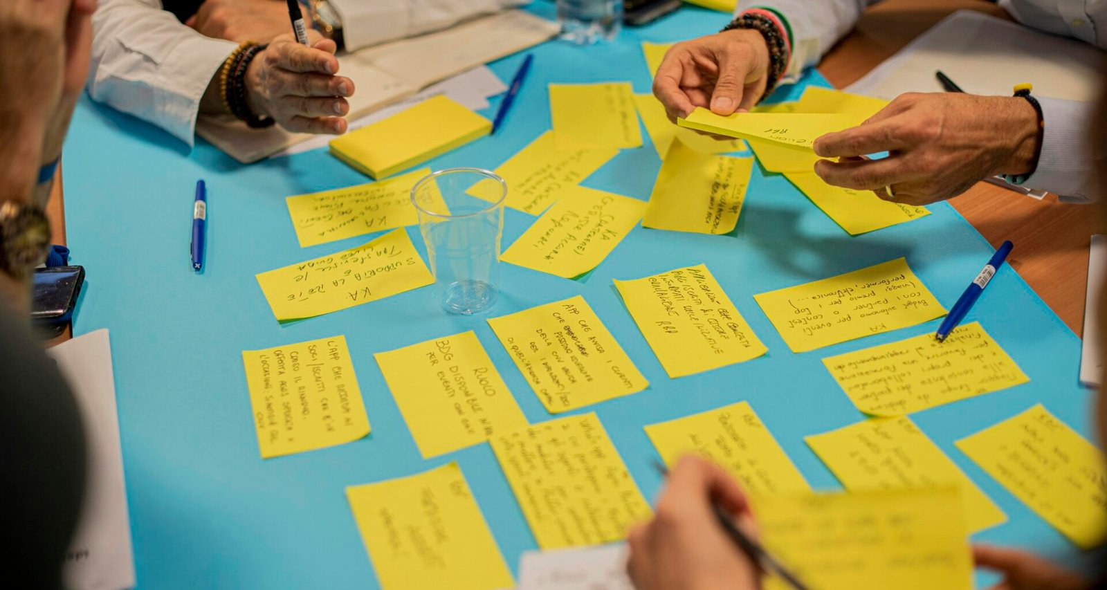 Buffer Dashboard mit Social Media Planungs- und Analysetools auf Laptop-Bildschirm