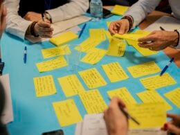 Buffer Dashboard mit Social Media Planungs- und Analysetools auf Laptop-Bildschirm