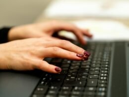 Dashboard von Buffer zeigt geplante Social Media Beiträge und Analyse-Daten auf einem Laptop