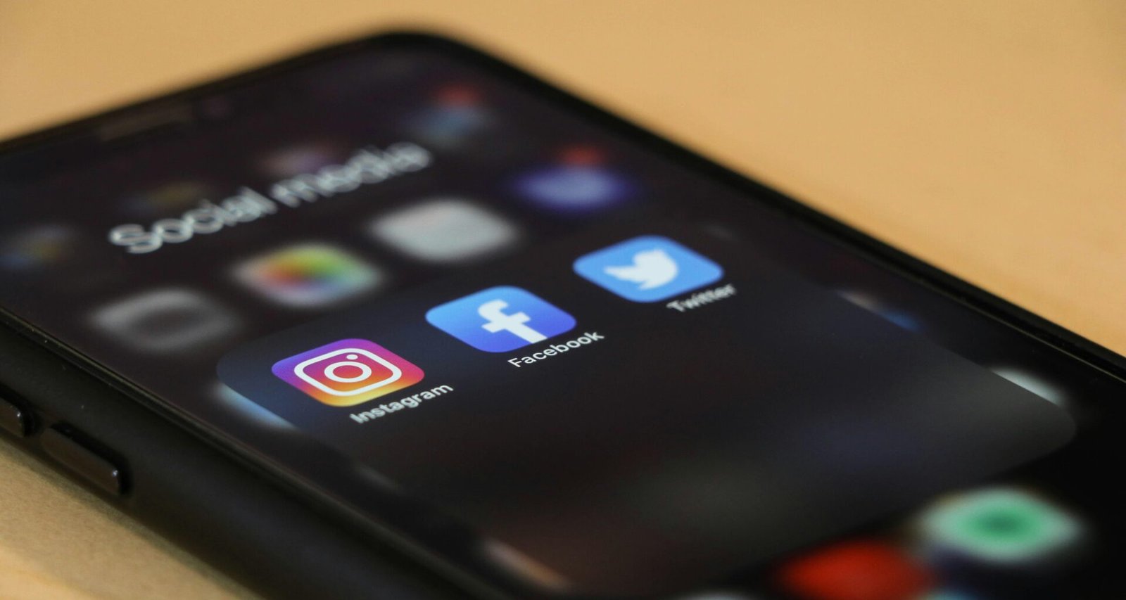 Dashboard von Buffer mit geplanten Social Media Beiträgen und Auswertungen auf einem Laptop