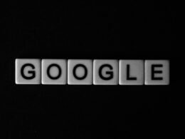 Person tippt auf einem Laptop und plant Beiträge mit der Buffer Social Media Management Plattform.