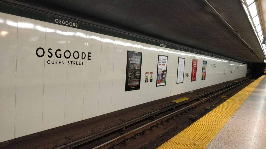 Person nutzt Buffer Social-Media-Management-Plattform zur Planung von Beiträgen am Laptop