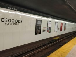 Person nutzt Buffer Social-Media-Management-Plattform zur Planung von Beiträgen am Laptop