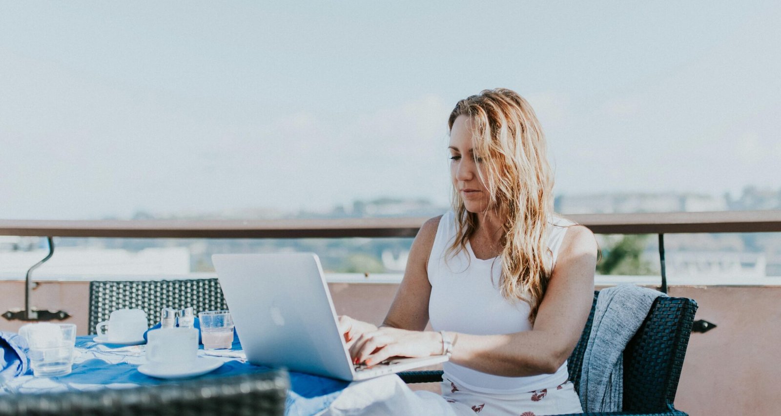 Buffer Social Media Management Dashboard mit geplanten Beiträgen und Analyse-Statistiken auf einem Laptop-Display