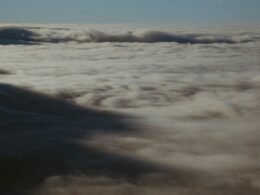 Benutzer verwalten Social Media-Konten mit Buffer auf Laptop und Smartphone