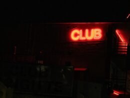 Buffer Social-Media-Management-Dashboard auf einem Laptop-Bildschirm angezeigt