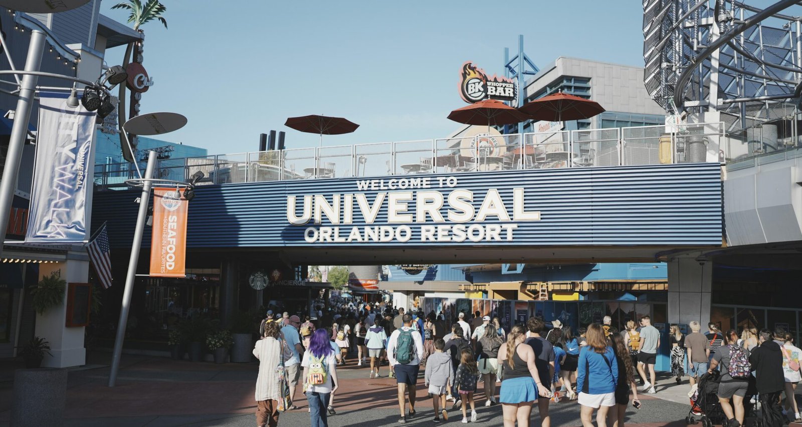 Ein Laptop-Bildschirm zeigt das Buffer Social-Media-Management-Dashboard mit geplanten Beiträgen.
