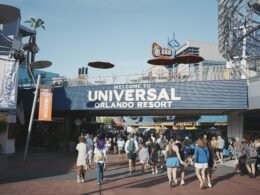 Ein Laptop-Bildschirm zeigt das Buffer Social-Media-Management-Dashboard mit geplanten Beiträgen.