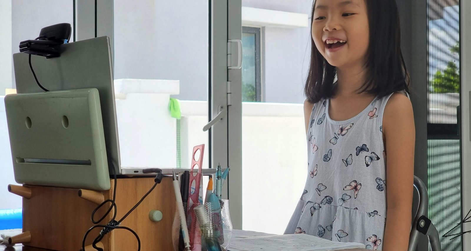 Person nutzt Buffer zur Planung von Social-Media-Posts am Laptop