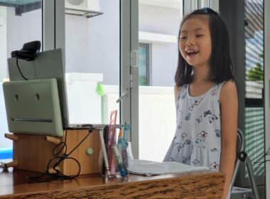 Person nutzt Buffer zur Planung von Social-Media-Posts am Laptop