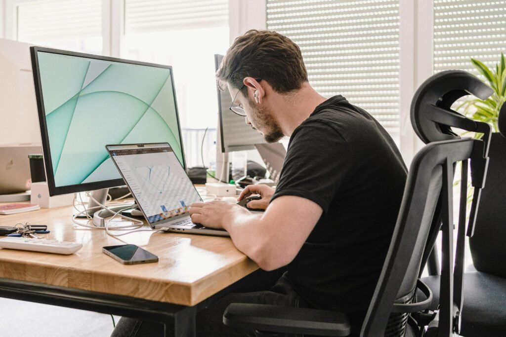 Screenshot des Buffer Dashboards mit geplanten Social-Media-Posts und Analysemetriken