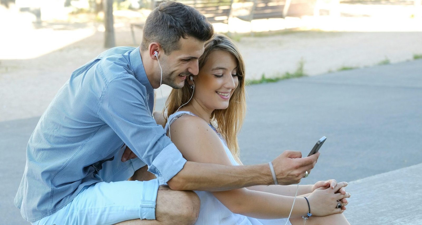 Smartphone und Computerbildschirm mit geöffneter Buffer-App, auf der Social Media Beiträge geplant werden