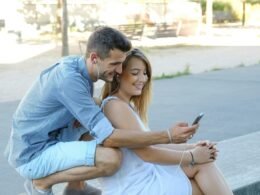 Smartphone und Computerbildschirm mit geöffneter Buffer-App, auf der Social Media Beiträge geplant werden