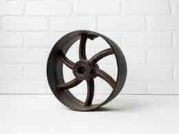 Benutzer nutzt Buffer-Dashboard zur Planung von Social-Media-Beiträgen am Laptop