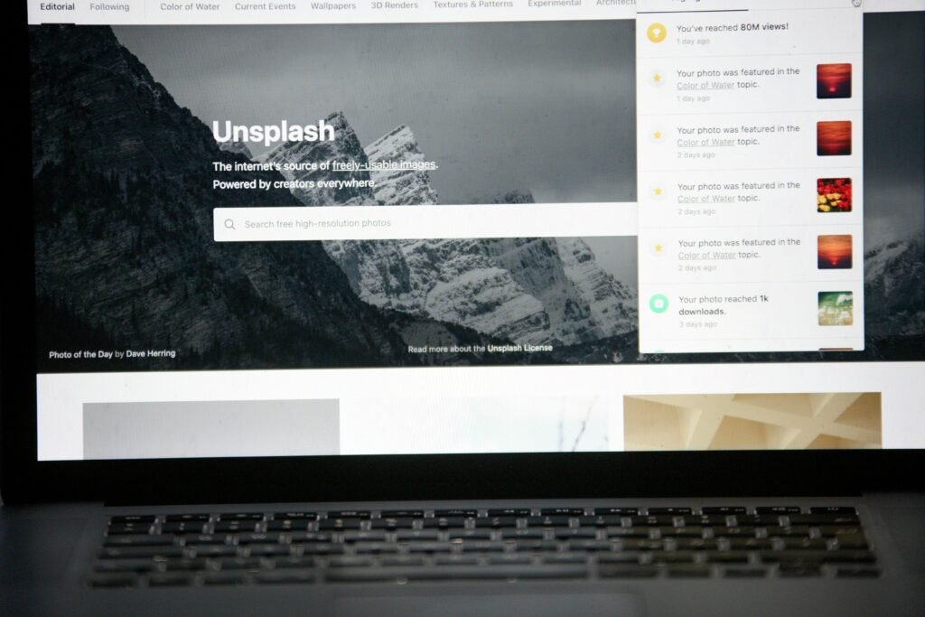 Benutzer arbeitet am Laptop und plant Beiträge auf Buffer zur Verwaltung der sozialen Medien